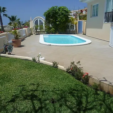 Semesterbostad Sleeps 6 Pool Wifi